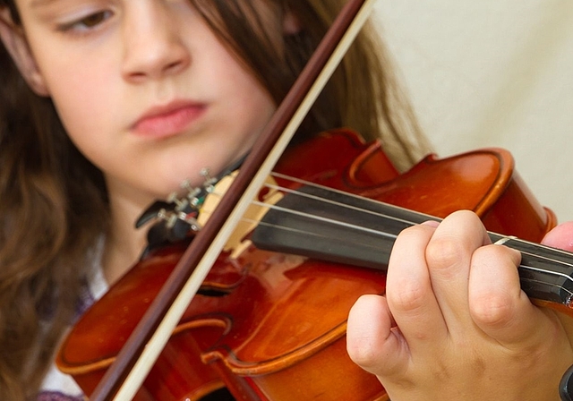 Neben der musikalischen Grundbildung wurden bei der Umfrage Sozialkompetenz, Teamfähigkeit, Zusammenarbeit oder Gemeinschaftssinn als Kompetenzen genannt, die einstige Musikschüler/innen im Instrumentalunterricht gelernt haben. (Bild: Fotolia)