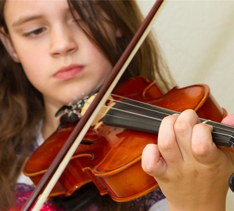 Neben der musikalischen Grundbildung wurden bei der Umfrage Sozialkompetenz, Teamfähigkeit, Zusammenarbeit oder Gemeinschaftssinn als Kompetenzen genannt, die einstige Musikschüler/innen im Instrumentalunterricht gelernt haben. (Bild: Fotolia)