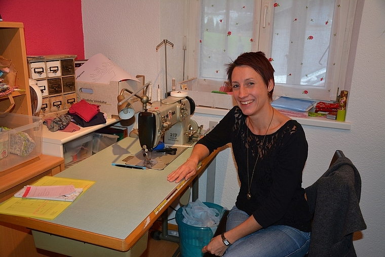 Hier entstehen die «Piepmatz»-Werke: Monika von Büren in ihrem kleinen Atelier bei ihr zu Hause. (Bild: vwe)