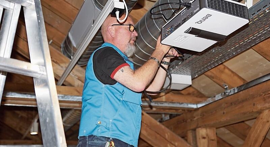 Haustechniker Remo Leuenberger war stark gefordert beim Aufbau der Ausstellung.