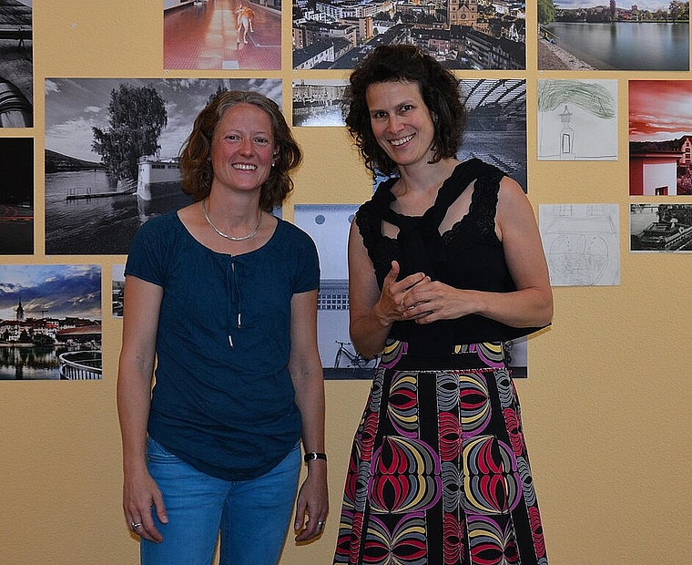 Kunstvermittlerin Daniela Müller und Kuratorin Katja Herlach vor den Laienfotografien der Eisenbahnerstadt im Projektraum «Wir sind Olten». vwe)