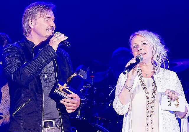 Schlagernacht-Organisatorin Jolanda Plüss mit Nik P. beim Schlusslied «Ein Stern» an der vergangenen Schlagernacht. (Bild: ZVG)