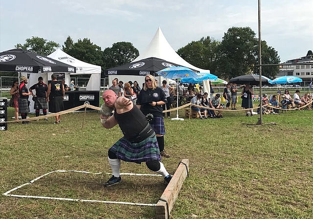 An den Internationalen Highlandgames Mittelland messen sich die Teilnehmer beispielsweise im Steinstossen - natürlich stilecht in Schottenröcken. (Bild: ZVG)

