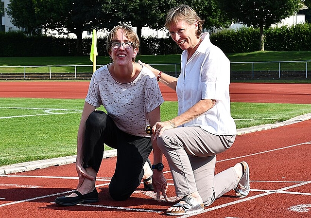 Stehen in den Startlöchern für die Procap Bewegungs- und Begegnungstage 2019: Teilnehmerin Carla Rötheli (l.) und OK-Mitglied Irene Heiniger im Stadion Kleinholz in Olten. (Bild: Franz Beidler)