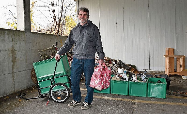 Mit Greifer, Fahrrad und Leiterwagen machte sich Marcel Reichen seit letztem Sommer zum Abfallsammeln auf. (Bild: Franz Beidler)