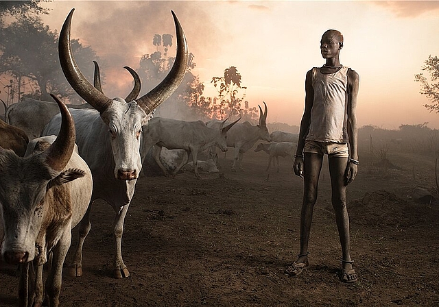 Der Star-Fotograf Marco Grob führt dem Betrachter eine Kontrastwelt aus dem Sudan und Äthiopien vor Augen: «Weltweit verpesten geschätzte 110 Millionen Landminen weite Gebiete in gut 70 Ländern. So auch im Süd-Sudan. Es kostet gerade mal zwei U