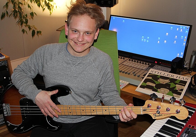 Andreas Wyss im heimischen Studio freut sich, mit «Stiller Has» am kommenden Samstag auf der Bühne zu stehen. (Bild: mim)