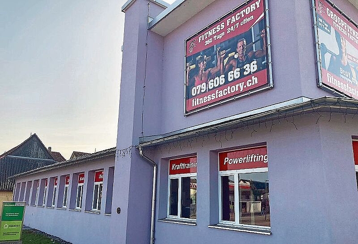 In diesen auffälligen Räumlichkeiten ist die Fitness Factory Dulliken beheimatet.