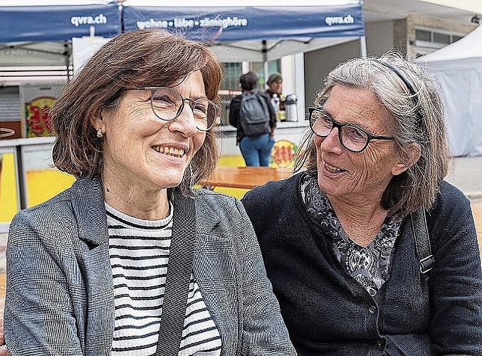 Daniela Bächli aus Hägendorf (links) besuchte das Sommerfest mit ihrer Zwillingsschwester Marianna Ruoss aus Olten. Sie beide genossen die lebendige Atmosphäre.
