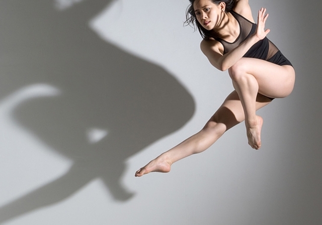 Die Compagnie «Cinevox Junior Company» dient zwanzig jungen Tanztalenten als Sprungbrett. (Bild: Ernst Mueller)
