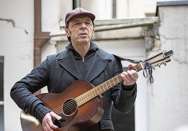 Martin Schaffner gab am 29. Januar ein spontanes Konzert im Innenhof der Buchhandlung Klosterplatz in Olten. (Bild: ZVG)