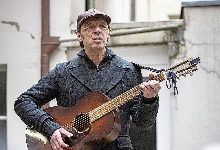 Martin Schaffner gab am 29. Januar ein spontanes Konzert im Innenhof der Buchhandlung Klosterplatz in Olten. (Bild: ZVG)