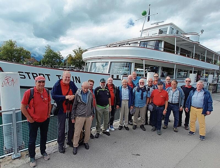 Die Männerriege Lostorf vor «ihrem» Schiff «Stadt Thun». (Bild: ZVG)