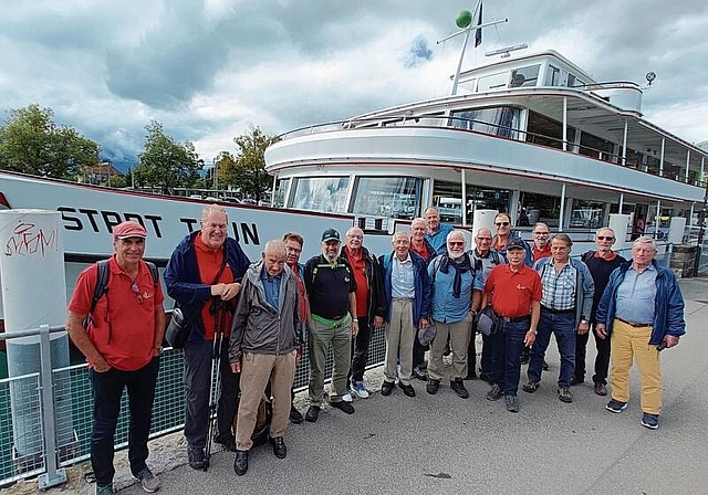 Die Männerriege Lostorf vor «ihrem» Schiff «Stadt Thun». (Bild: ZVG)