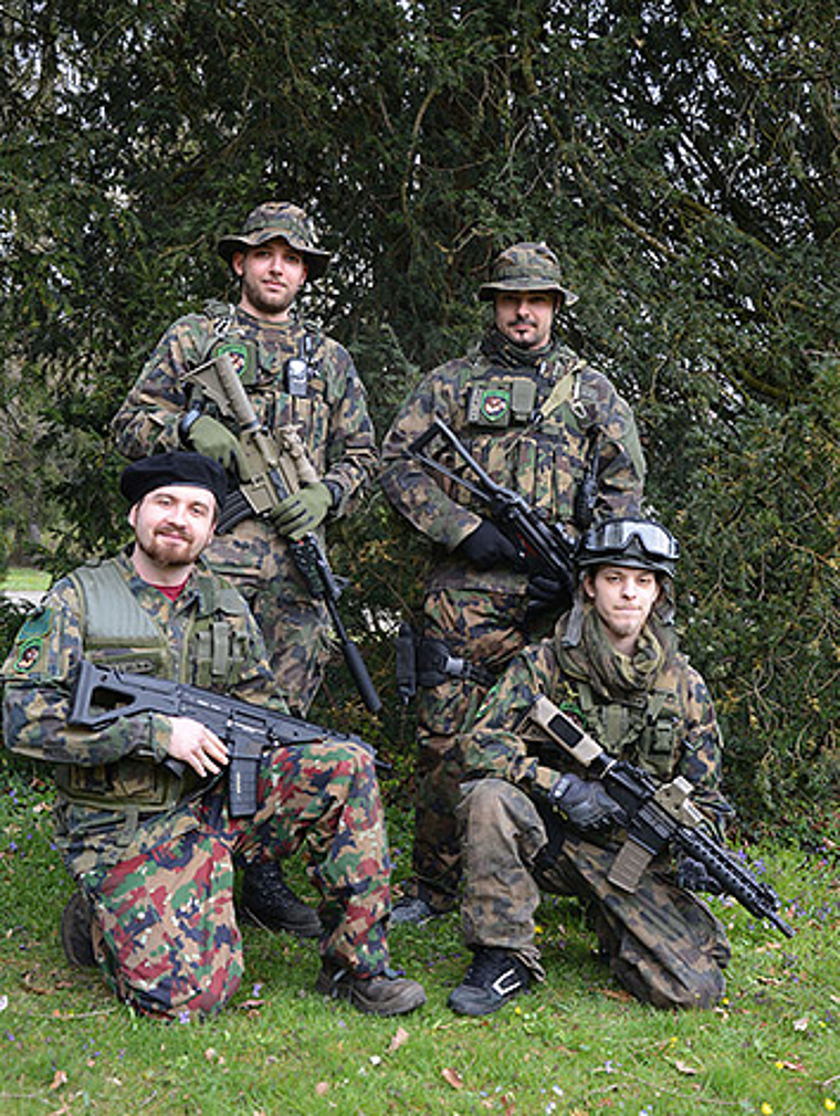 Die vier Gründungsmitglieder des Oltner Airsoft Teams «Delta 46» in voller Montur: (vorne l.) Mikael Brügger, Fabian Deprato, Flavio Plüss und Kilian Schwitter. vwe) 