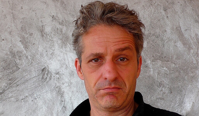 Krimiautor, Wortakrobat und Regisseur: Walter Millns hat sich ganz der Kunst der Sprache verschrieben. (Bild: ZVG)