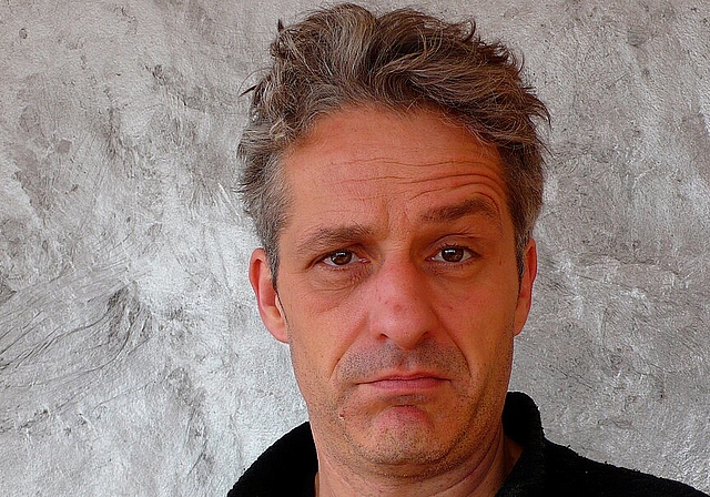 Krimiautor, Wortakrobat und Regisseur: Walter Millns hat sich ganz der Kunst der Sprache verschrieben. (Bild: ZVG)