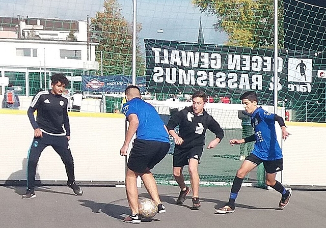 Am Mittwoch, 28. Juni messen sich Jugendliche aus Aarburg, Oftringen, Rothrist, Muhen, Safenwil und Walterswil am zweiten Regio Streetsoccer Turnier in Rothrist in Sport und Fairness. (Bild: ZVG)