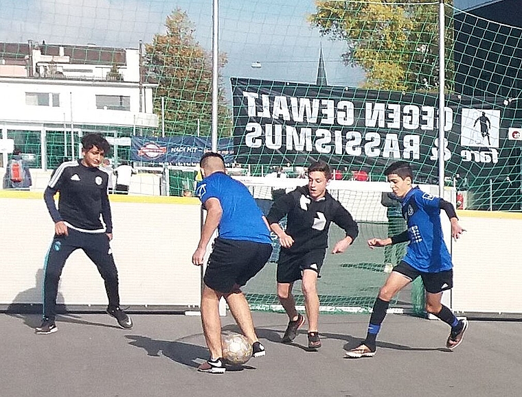 Am Mittwoch, 28. Juni messen sich Jugendliche aus Aarburg, Oftringen, Rothrist, Muhen, Safenwil und Walterswil am zweiten Regio Streetsoccer Turnier in Rothrist in Sport und Fairness. (Bild: ZVG)