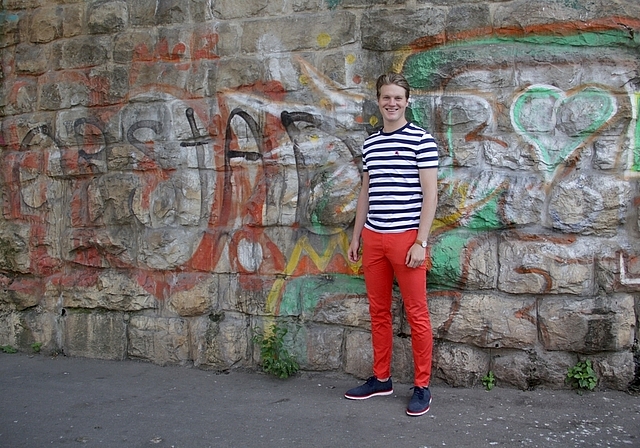Lucas Nottaris vor dem Viadukt in Zürich mit den leuchtend roten Hosen, die er beim ersten Treffen mit seiner heutigen Freundin getragen hat. (Bild: Sonja Furter)