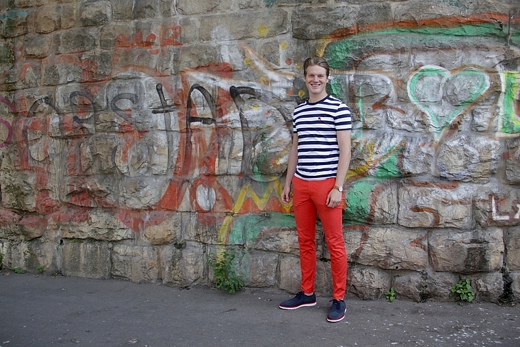 Lucas Nottaris vor dem Viadukt in Zürich mit den leuchtend roten Hosen, die er beim ersten Treffen mit seiner heutigen Freundin getragen hat. (Bild: Sonja Furter)