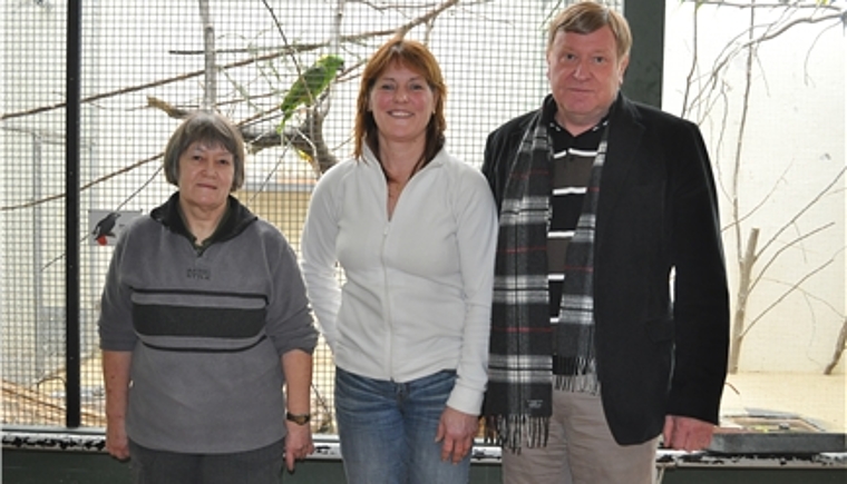 Engagiertes Team: Zoé Reiff, Mitarbeiterin, (v.l.) Astrid von Wartburg, Leiterin der Volière und der Präsident des Volièrevereins Olten, Andreas Würgler. mim)