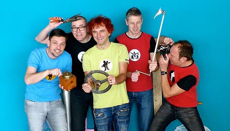 Auf dem neuen Album «Das bruuch i no!» von Christian Schenker &amp; Grüüveli Tüüfeli wird gefeiert, gestritten, getröstet und viel Schleckzeug vernichtet. (Bild: ZVG)