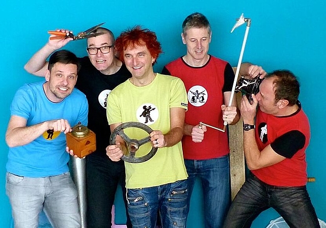 Auf dem neuen Album «Das bruuch i no!» von Christian Schenker &amp; Grüüveli Tüüfeli wird gefeiert, gestritten, getröstet und viel Schleckzeug vernichtet. (Bild: ZVG)