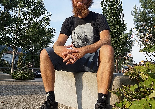 Dominik Hug auf dem Areal des Kantonsspitals in Olten an der Grenze zu Trimbach, wo ihn der Einkaufsweg als Kind durchführte. «Ich bemerkte den Ortswechsel nicht, das war alles eins.» (Bild: Franz Beidler)