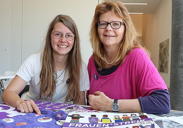 Die Oltnerinnen Corina Bolliger (l.) und Siv Lehmann haben 45 Jahre Engagement für die Frauenrechte auf dem Tisch und den Frauenstreik 2019 am Freitag, 14. Juni fest vor Augen. (Bild: mim)