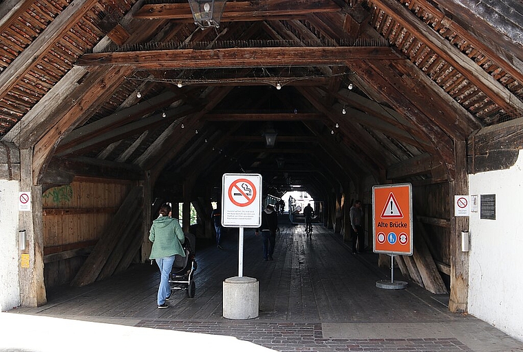 Alleine die Instandstellung der Brandschäden an der alten Holzbrücke werden auf rund 1,1 Mio. Franken zu stehen kommen. (Bild: mim)