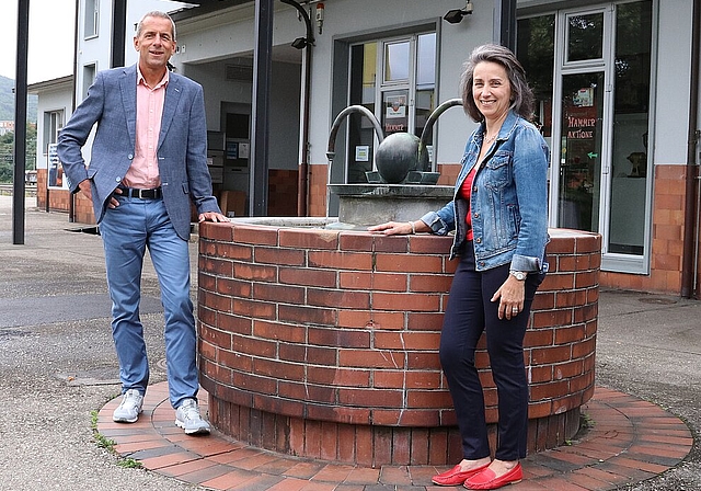 Beat Erne, CEO der a.en, und Rosetta Niederer, Mitarbeiterin im Historischen Museum, werden am kommenden Sonntag ein paar Brunnen der Stadt Olten vorstellen und Fragen zur Trinkwasserversorgung beantworten. (Bild: mim)