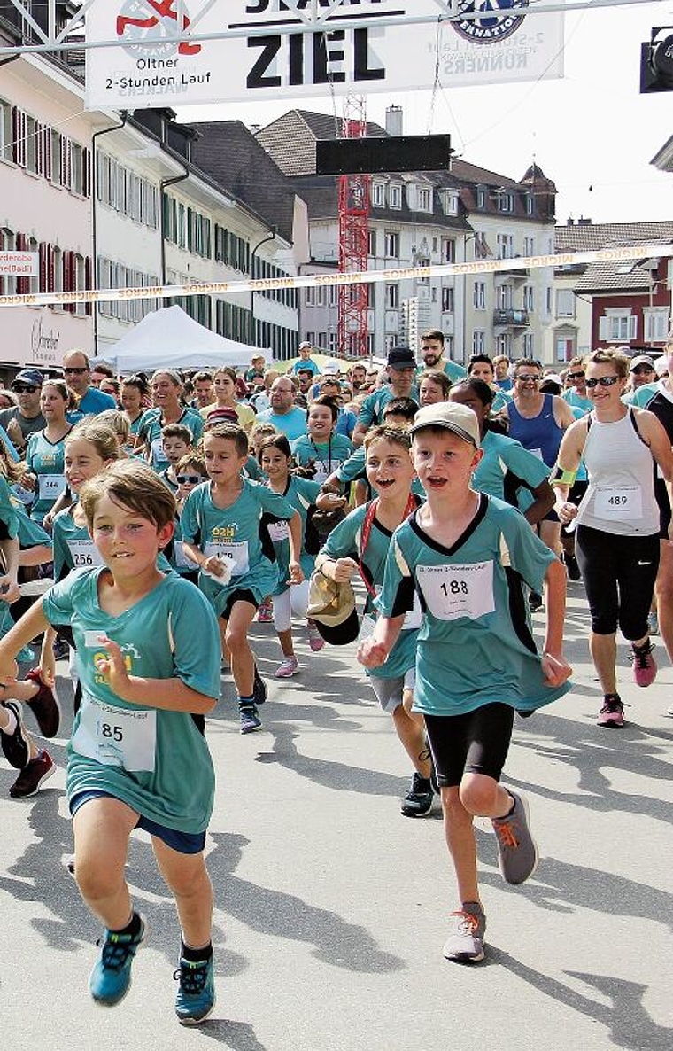 Trotz Corona findet der Oltner ­2-Stundenlauf statt, nur eben dezentral per App. Wer wünscht, kann immer noch durch die Oltner Kirchgasse laufen.  (Bild: Archiv/Sonja Furter)