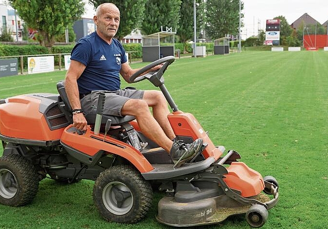 Willi Hänggi war beim FC Hägendorf lange Jahre Spieler, später nimmermüder Helfer oder Klubhauswirt – derzeit amtet er als Platzwart. (Bilder: Achim Günter)