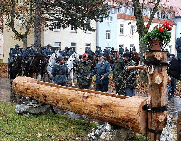 Hans Christen (Mitte, mit Bart beim Brunnen) und Armin Hofer (links aussen auf dem Pferd) bei einem Auftritt in Stetten am kalten Markt in Deutschland im Oktober 2010 anlässlich der 100-Jahr-Feier des Waffenplatzes Heuberg. ZVG)