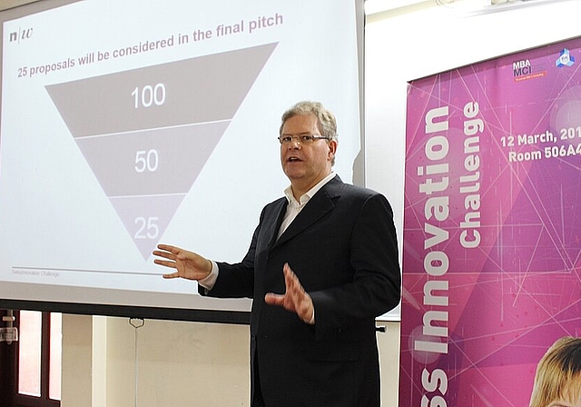 Prof. Dr. Rolf-Dieter Reineke erklärte letzte Woche den Teilnehmenden der diesjährigen «SwissInnovation Challenge» in Ho Chi Minh City in Vietnam die Regeln des FHNW-Supportprogramms. (Bild:  ZVG)