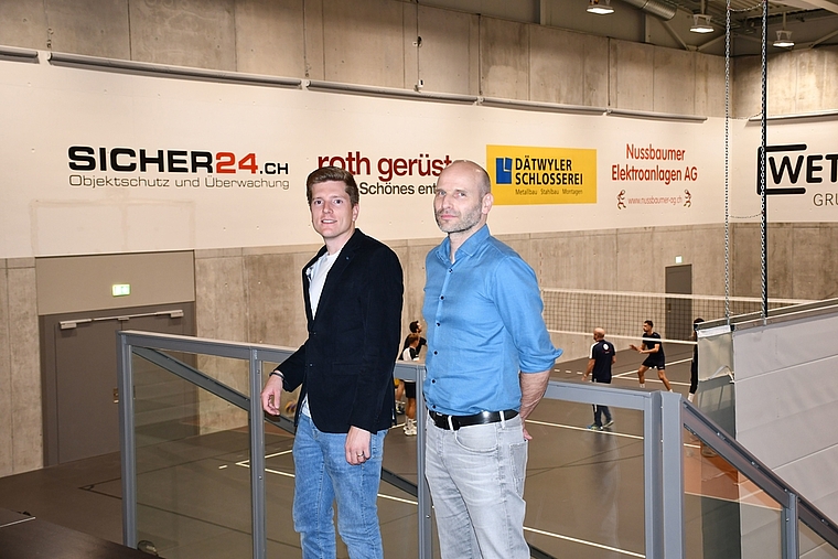 «Eine grosse Volleyballfamilie»: Volley Schönenwerd-Präsident Yves Künzli (l.) und der Geschäftsleiter NLA Daniel Bühlmann in der Betoncoupe Arena. (Bild: frabei)