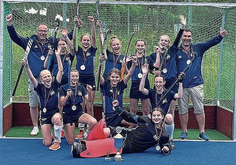 Grund zum Jubeln: Die U15-Mädchen des HC Olten feiern den Titel. (Bild: ZVG)