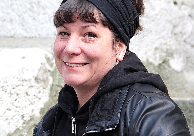 Manchmal wird ein Fehler zum Konzept. Inspirationen für ihre Kreationen kommen der Künstlerin Gabrièle Gisi beim Anfangen und Ausprobieren, Entwickeln und Zerschlagen. (Bild: S. Furter)