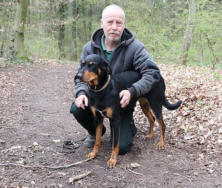 Beat Bleuer mit seiner ungarischen Laufhündin Köri, einem Erdélyi Kopó, die ihm einiges Kopfzerbrechen bescherte. (Bild mim)