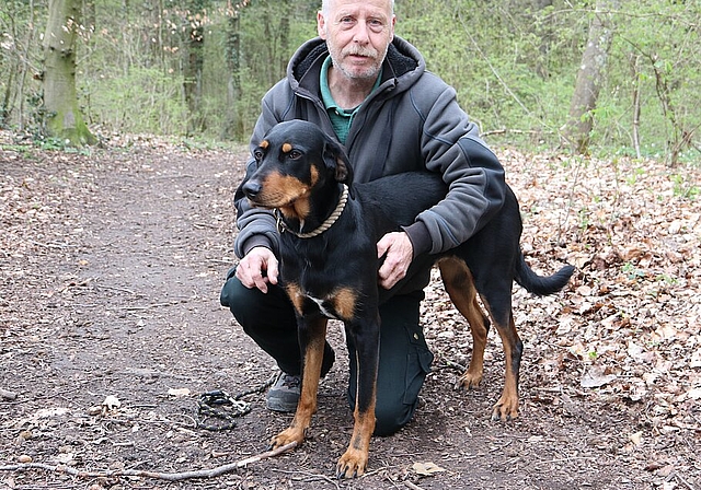 Beat Bleuer mit seiner ungarischen Laufhündin Köri, einem Erdélyi Kopó, die ihm einiges Kopfzerbrechen bescherte. (Bild mim)