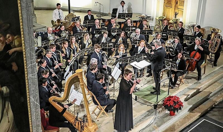 Die Stadtmusik Olten mit Gesangssolistin Jana Jakob während des Adventskonzerts in der festlichen Stadtkirche. (Bild: Jasmin Heer)