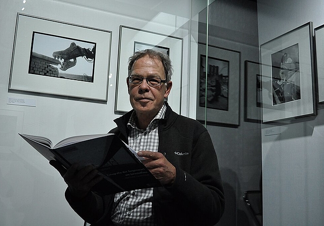 Hansruedi Aeschbacher vor seinen Bildern im Historischen Museum Olten. mim)
