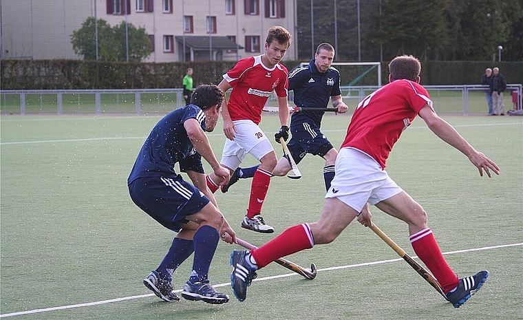 Die erste Herrenfeldhockeymannschaft (blau) gewann letzten Samstag souverän das Schweizercup-Viertelfinale 2:0 gegen Stade Lausanne Hockey. ZVG)