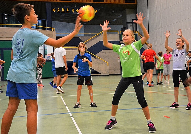 Nebst den Demolektionen an Oltner Schulen (Bild) wird den Kindern aus der Region mit dem «Touch the Stars»-Event am Sonntag, 1. Oktober eine weitere Möglichkeit geboten, um Handballluft zu schnuppern. (Bild: vwe)
