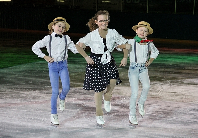 Sowohl die Nachwuchsläuferinnen (v.l.) Greta Ponzio, Laura Baumann und Sina Salzmann als auch ältere Mitglieder des Eislaufclubs Olten werden an der Eisgala 2018 vom kommenden Samstag, 17. März ihr Können präsentieren. (Bild: S. Furter/Archiv)
