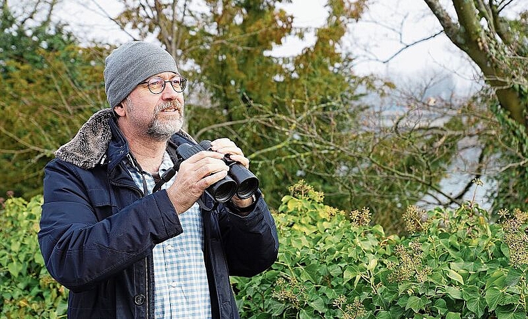 Unverzichtbares Requisit: Ohne Feldstecher geht Urs Elsenberger, Präsident des Ornithologischen Vereins Olten, nur selten aus dem Haus. (Bild: Achim Günter)