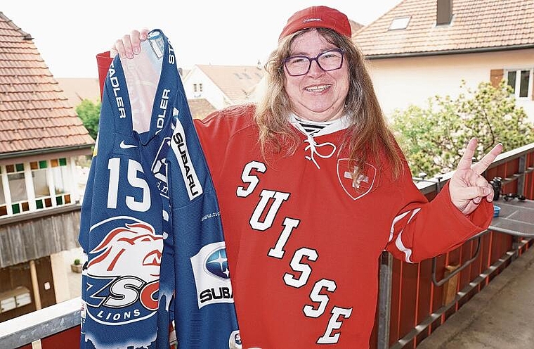 Mit Leib und Seele Eishockeyfan: Karin Marti unterstützt die Schweizer Nationalmannschaft an jeder WM vor Ort. (Bild: Achim Günter)