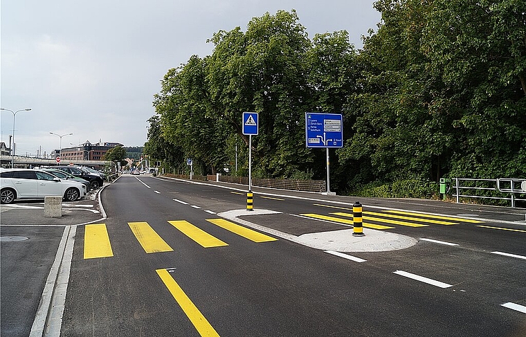 Die neuen Linienführungen erfordern beim Bahnhof Olten auf der Gösgerstrasse aareseitig eine neue Busanlegekante. Gleichzeitig wird der Fussgängerstreifen über die Gösgerstrasse verbreitert und die Fahrradführung verbessert. (Bild: frabei)