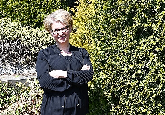 Arbeit, Verein, Familie, Haus und Gemeinde: Barbara Junker hält gerne die Zügel in den Händen. «Managen», nennt sie es. (Bild: Franz Beidler)